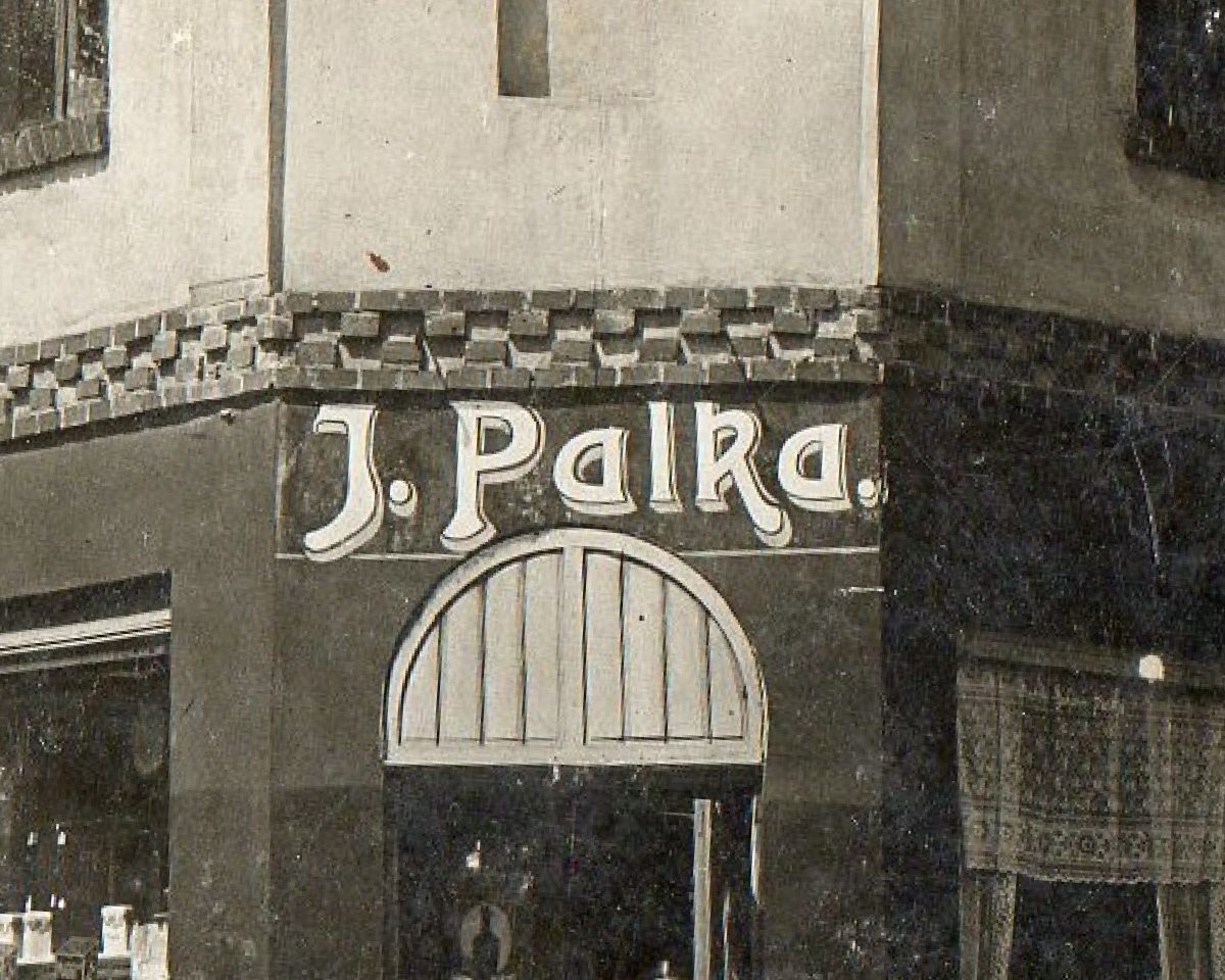 Zdjęcie archiwalne: napis „J. Palka” nad łukowym wejściem do budynku